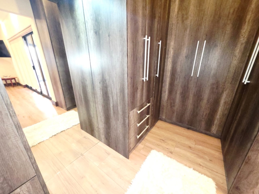 6 Bedroom Property for Sale in Sandown Western Cape